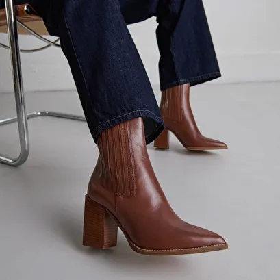 Boots with heels and pointed toes in cognac leather