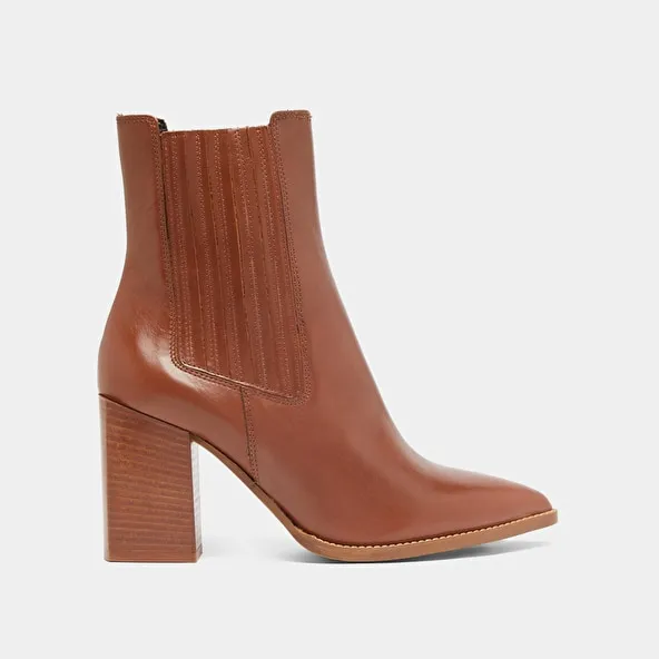 Boots with heels and pointed toes in cognac leather