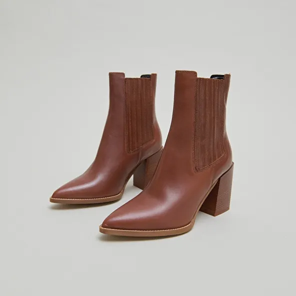 Boots with heels and pointed toes in cognac leather