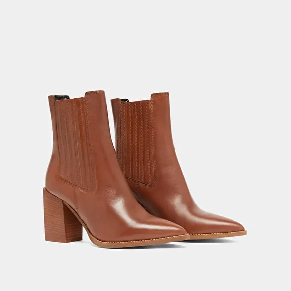 Boots with heels and pointed toes in cognac leather