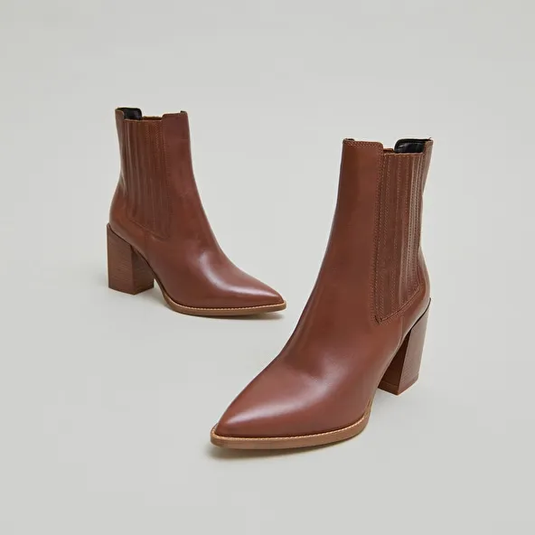 Boots with heels and pointed toes in cognac leather