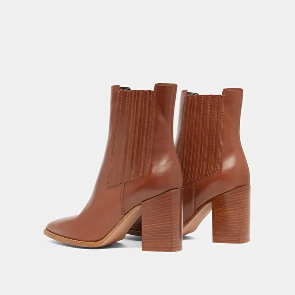 Boots with heels and pointed toes in cognac leather