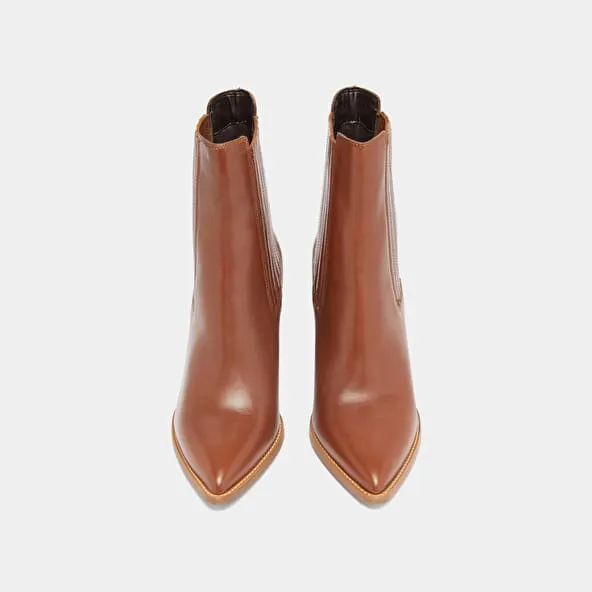 Boots with heels and pointed toes in cognac leather