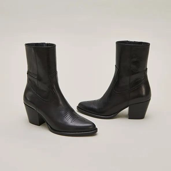 Heeled boots with topstitch in black leather