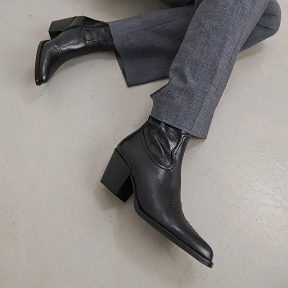 Heeled boots with topstitch in black leather