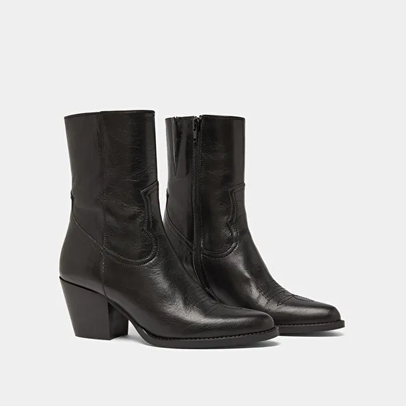 Heeled boots with topstitch in black leather