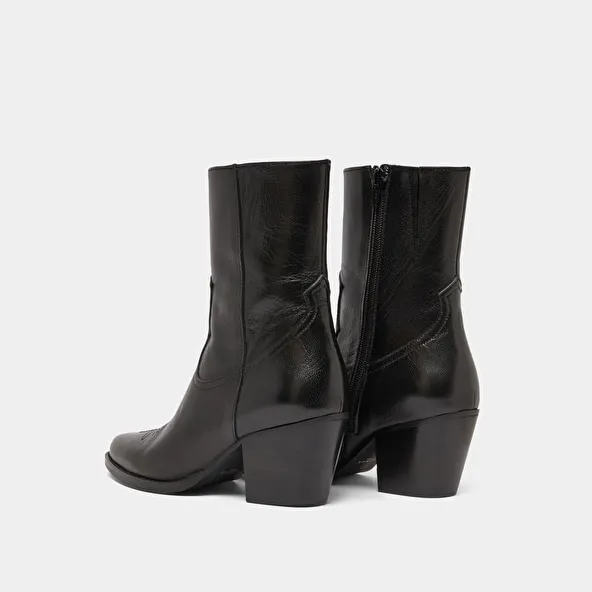 Heeled boots with topstitch in black leather