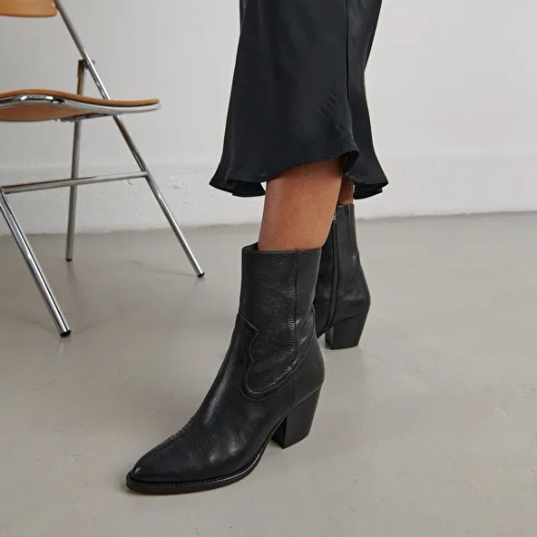 Heeled boots with topstitch in black leather